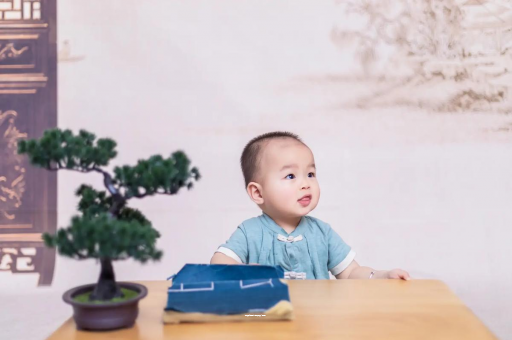 玉树怀孕肚子中间凹两边凸